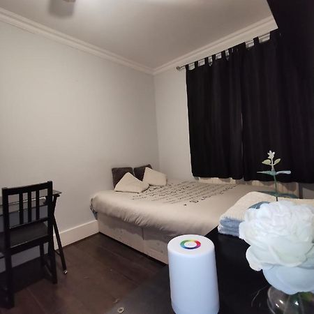 Neat Double Room Londra Esterno foto