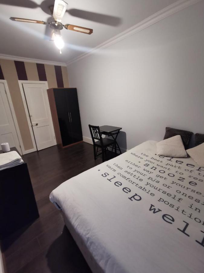 Neat Double Room Londra Esterno foto